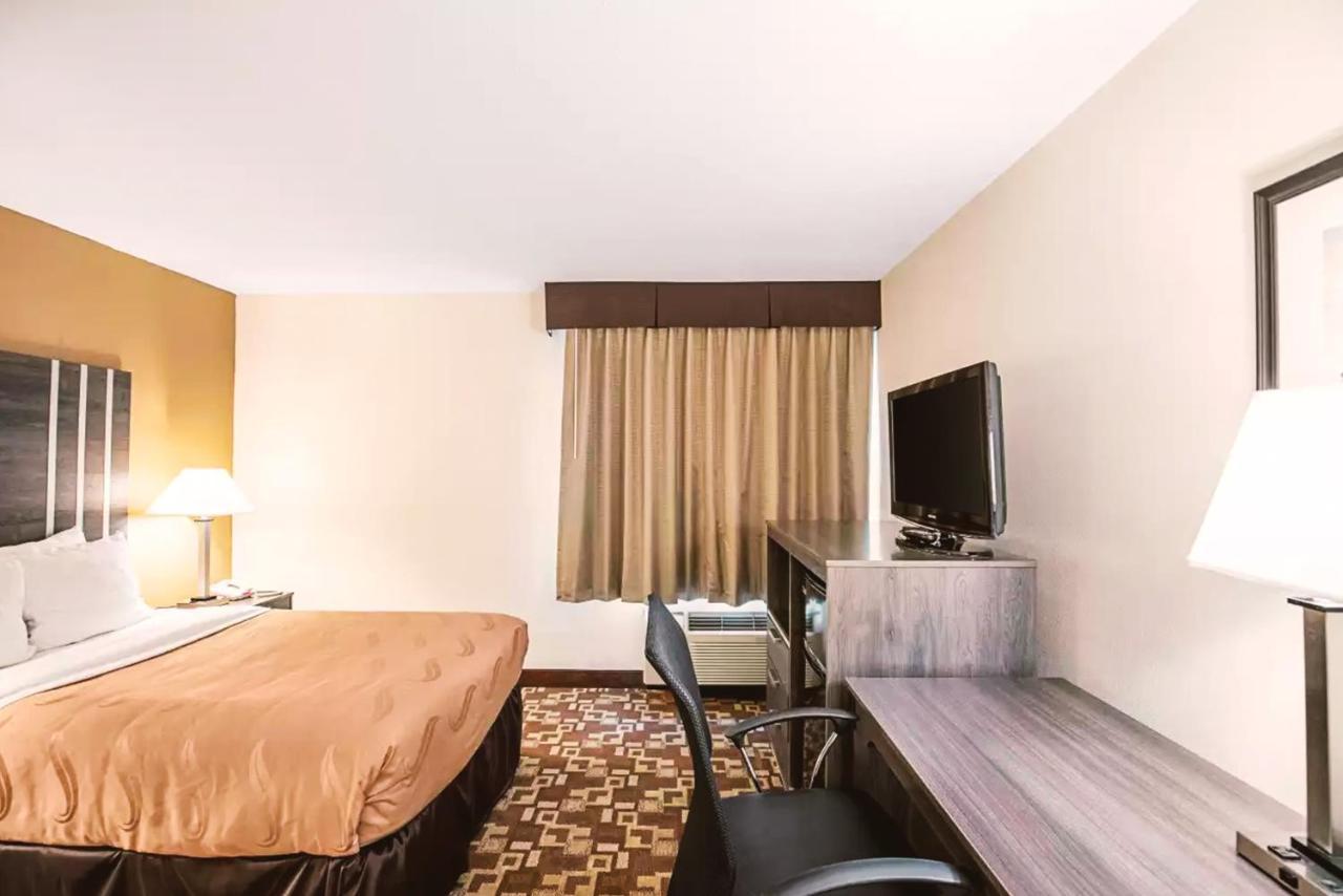 Norwood Inn & Suites Milwaukee Butler 외부 사진