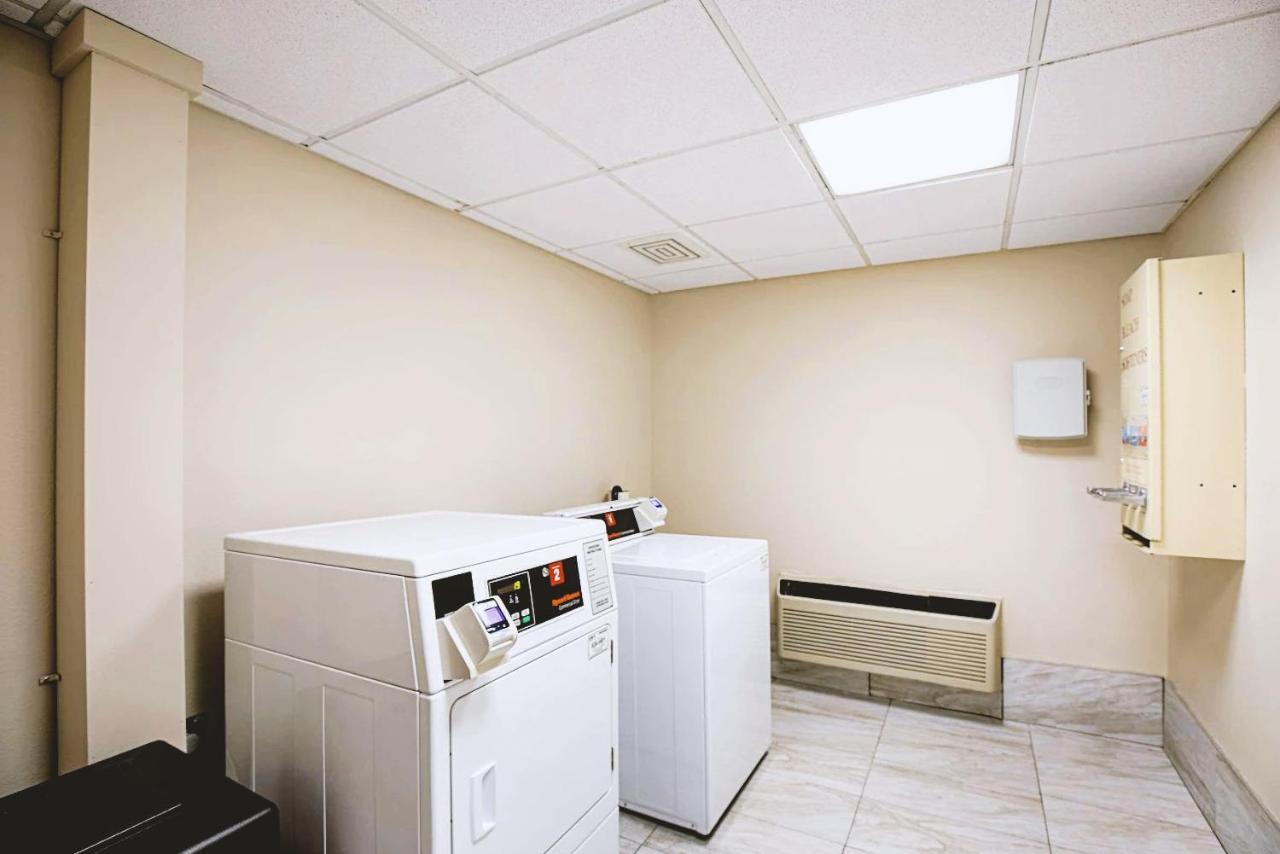 Norwood Inn & Suites Milwaukee Butler 외부 사진