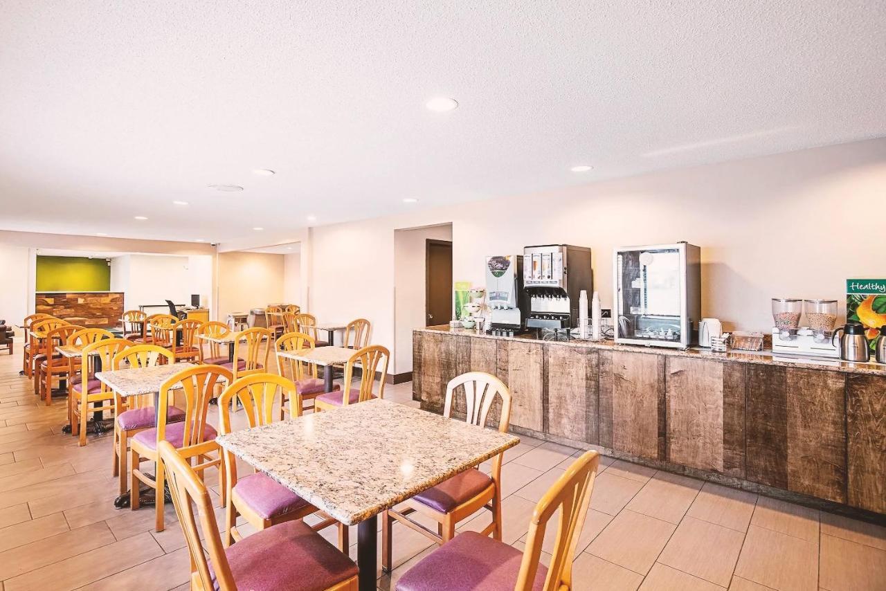 Norwood Inn & Suites Milwaukee Butler 외부 사진