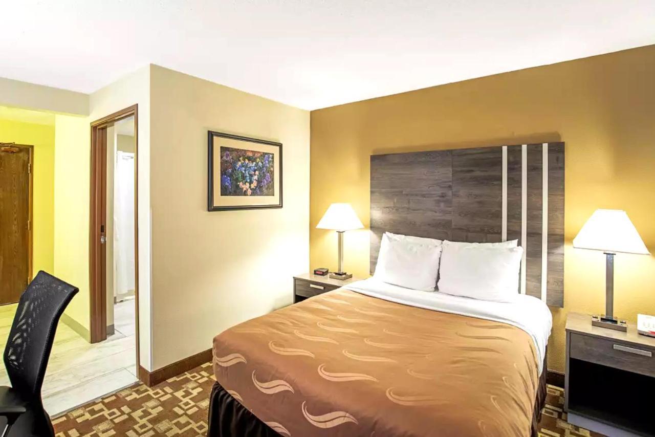 Norwood Inn & Suites Milwaukee Butler 외부 사진