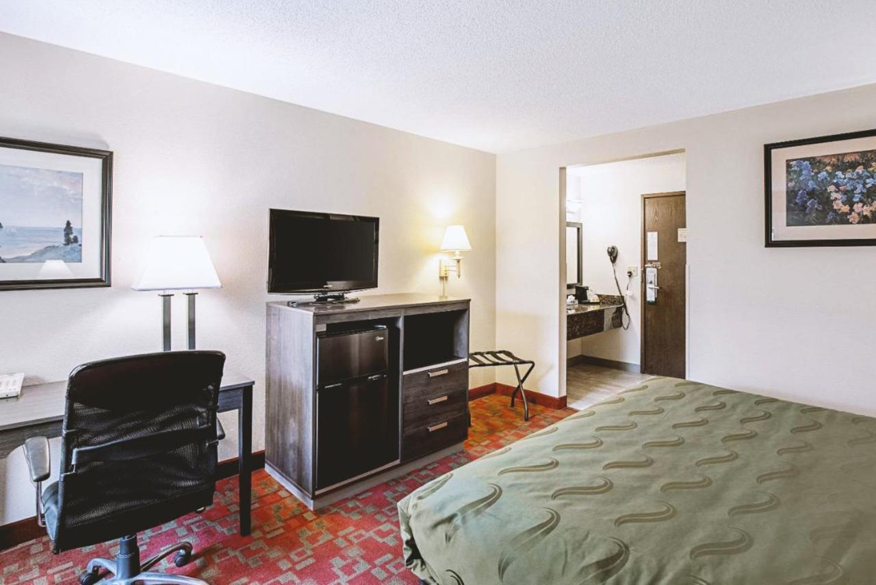 Norwood Inn & Suites Milwaukee Butler 외부 사진