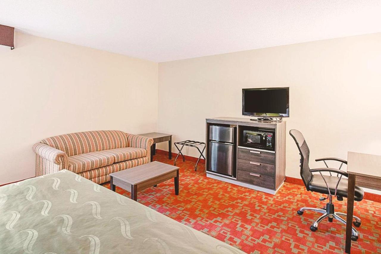Norwood Inn & Suites Milwaukee Butler 외부 사진