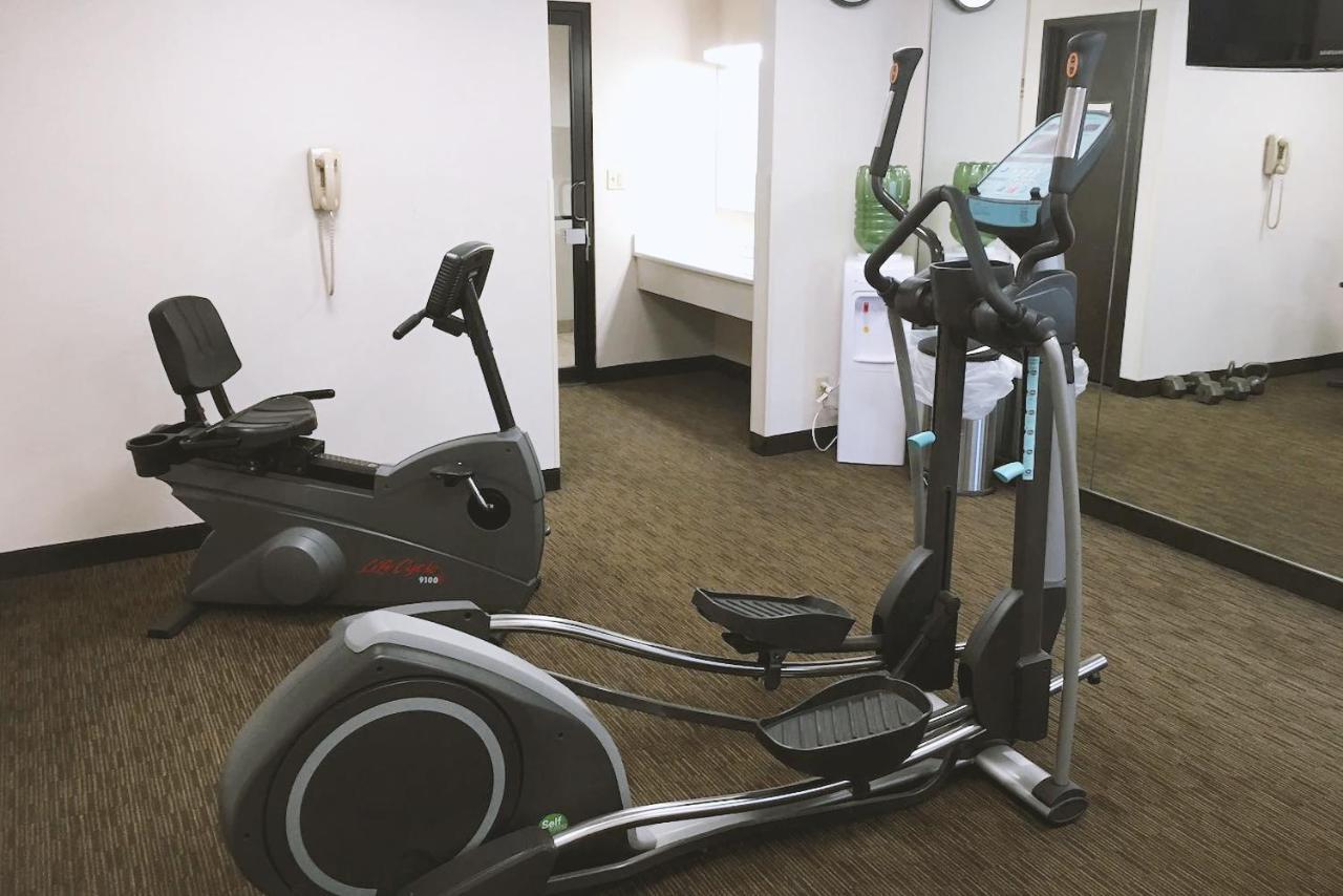 Norwood Inn & Suites Milwaukee Butler 외부 사진