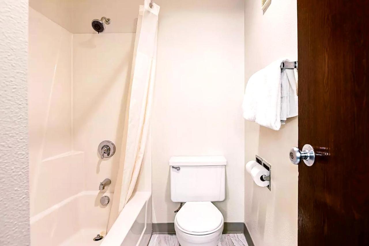 Norwood Inn & Suites Milwaukee Butler 외부 사진