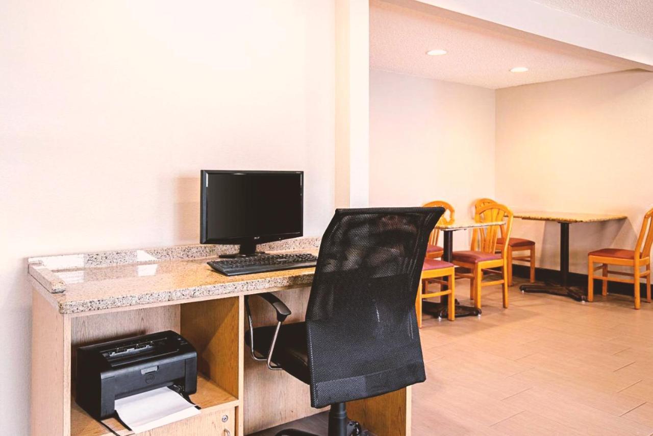 Norwood Inn & Suites Milwaukee Butler 외부 사진